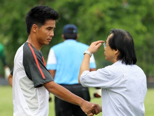 Phó chủ tịch VFF Nguyễn Lân Trung hỏi thăm sức khỏe tiền đạo Việt Thắng. Trước đó, Thắng 'bế' từng bị chấn thương vùng đầu sau một pha va chạm tại giải V-League.